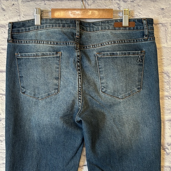 Articles of Society Low Rise Flare Leg Raw Hem Medium Wash Blue Jeans - Size 30 - Picture 8 of 14